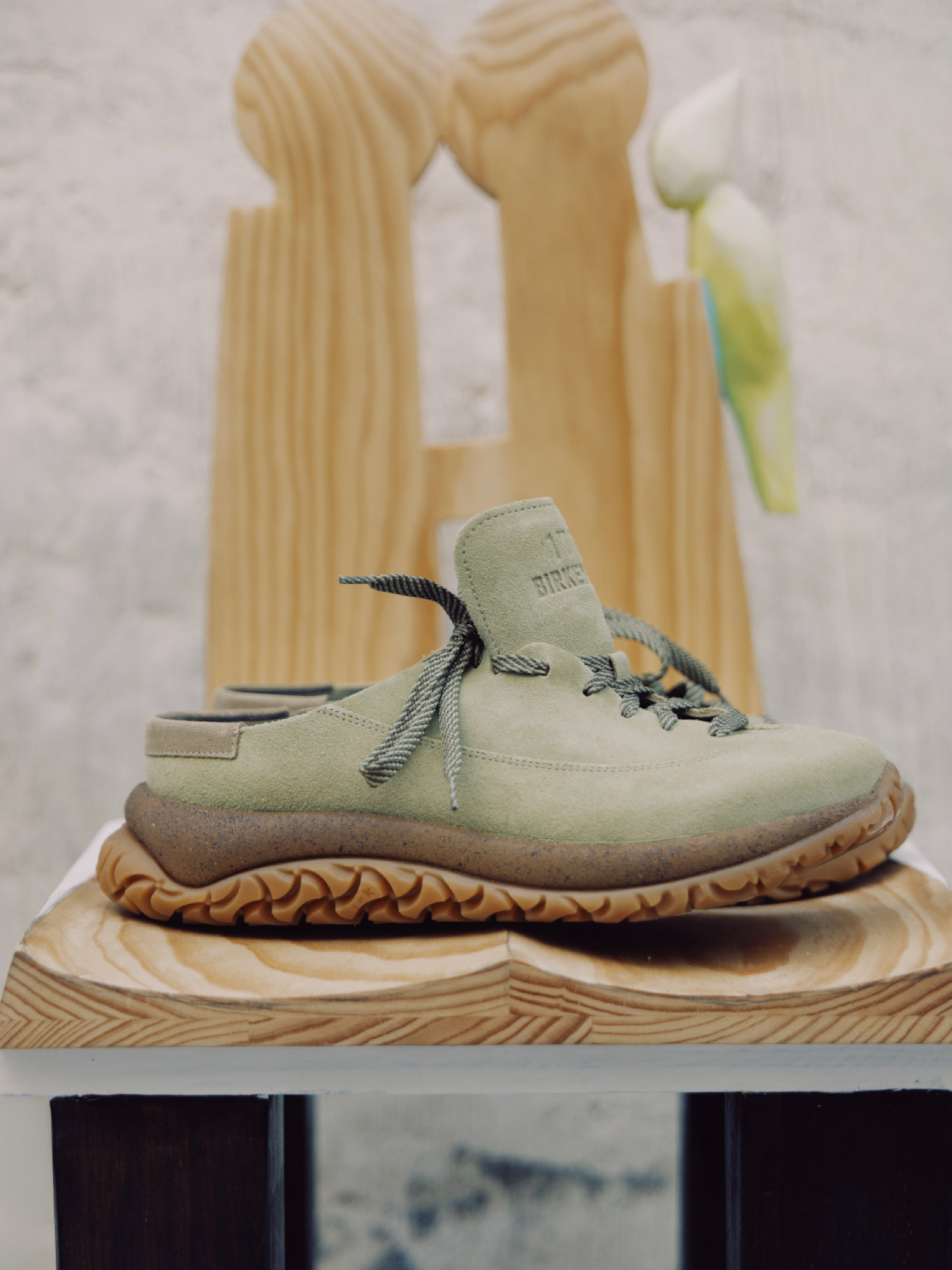 BIRKENSTOCK 1774 以棕色、橄榄绿与酒红色三款全新配色，再度呈现以