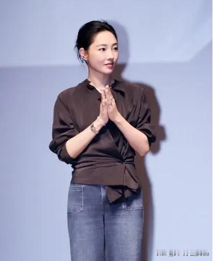 白百何真的很会穿搭！
把基础款穿出高级感才是真本事！缎面裹胸衬衣的光泽感瞬间拉满