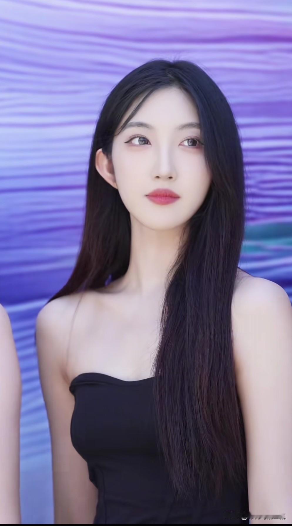 孙海萌参加2025中国国际时装周的绝美花絮，181厘米高的她身材修长，曲线明显好