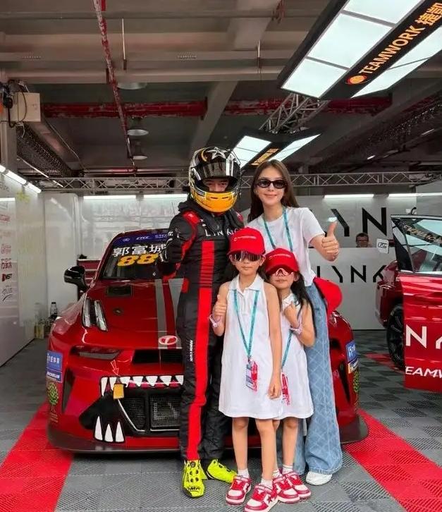 方媛带俩女儿现场支持郭富城赛车

         即日，郭富城出战CTCC宁波