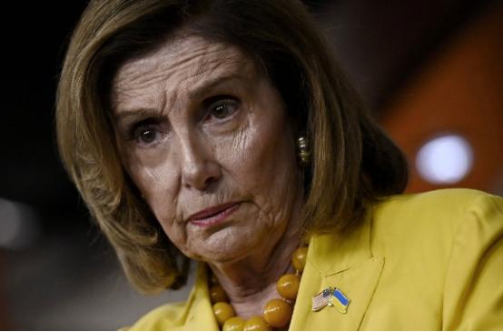 美国前众议长佩洛西北京时间2月10日发文叫嚣道：“中国判处黎智英20年有期徒刑是