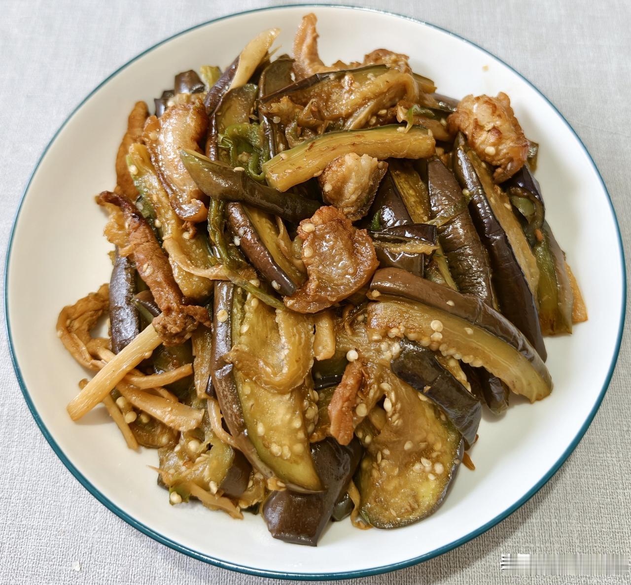 明明有泡蒜薹和糖醋蒜作为下饭菜，为何还要大清早的炒个菜下饭啦？

原因就是：大哥
