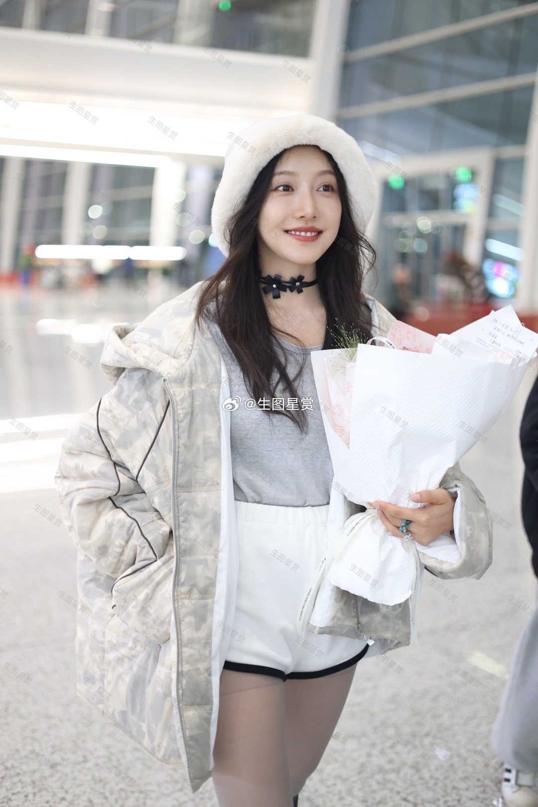 姜贞羽昨天成都到达生图，人间绝美的姜姜笑起来甜到心巴上了💘💐 | 2342独
