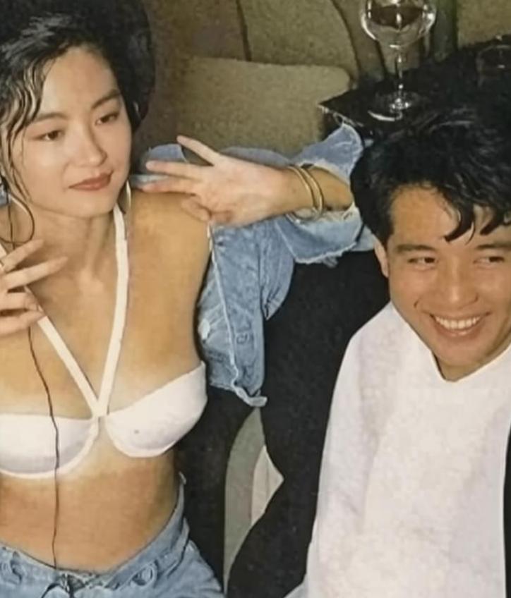 1980年，热恋中的林青霞和秦汉留下了一张不可多得的亲密合影。画面中的林青霞穿着