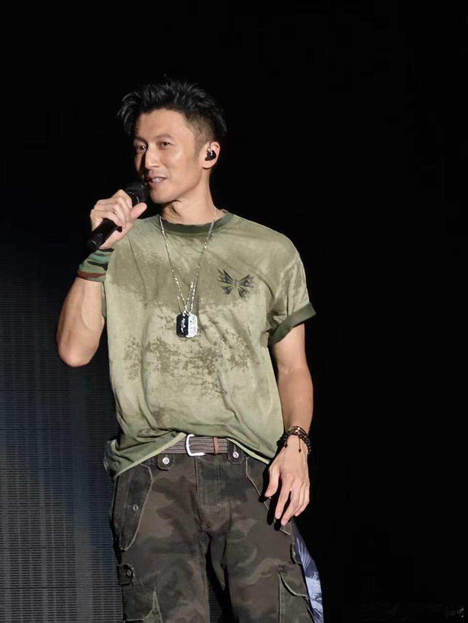 谢霆锋胸前湿透了 爱心蝴蝶纹路尽显野性张力，渐变汗衫专属福利谁懂啊！ 
