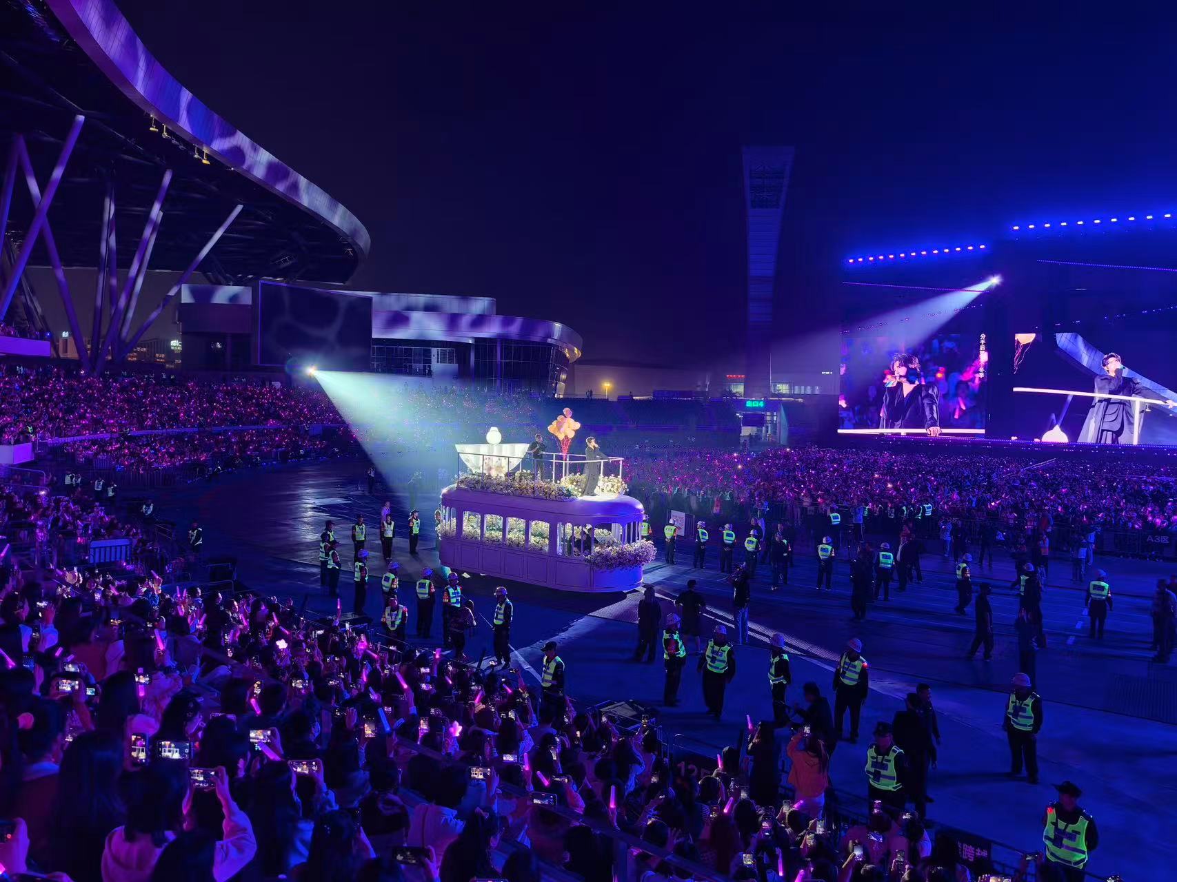 原来张远也没走出跨年场 收藏纸花的瞬间，是刻进DNA的跨年浪漫！万人合唱的感动还