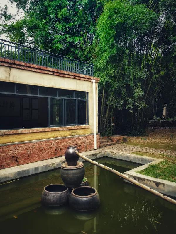 上联：听雪梅窗冬静好；
下联：观云竹院夏清幽。