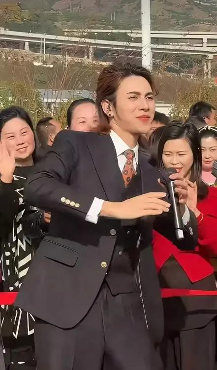 这姑娘长得这么漂亮，为啥偏要装扮成男的？