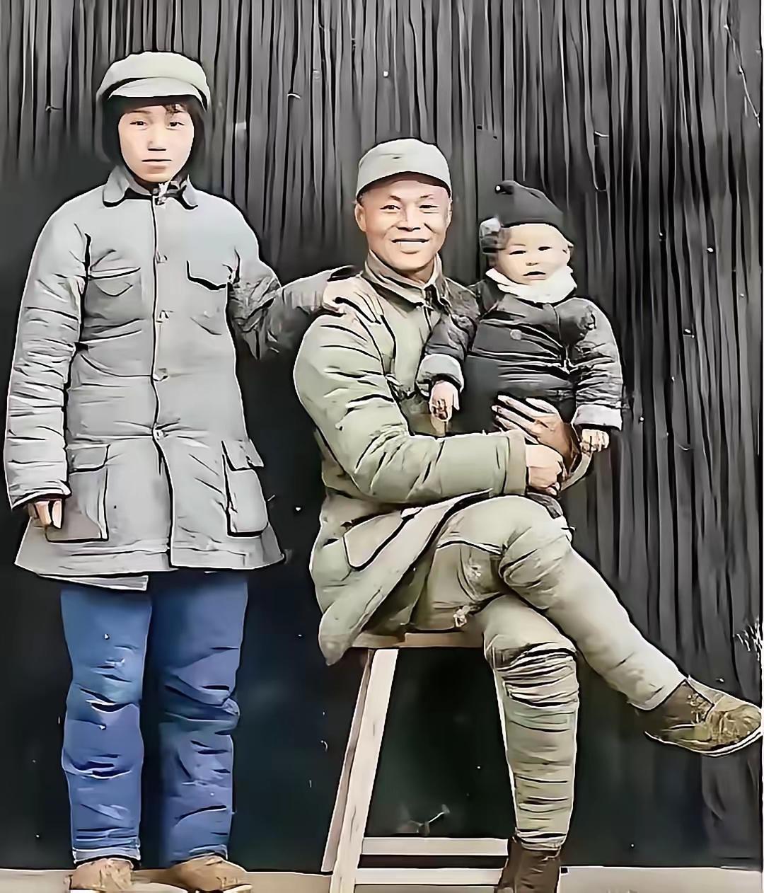 1944年，延安窑洞前，时任晋察冀骑兵团团长范昌标，坐在长木凳上，怀里紧紧抱着久