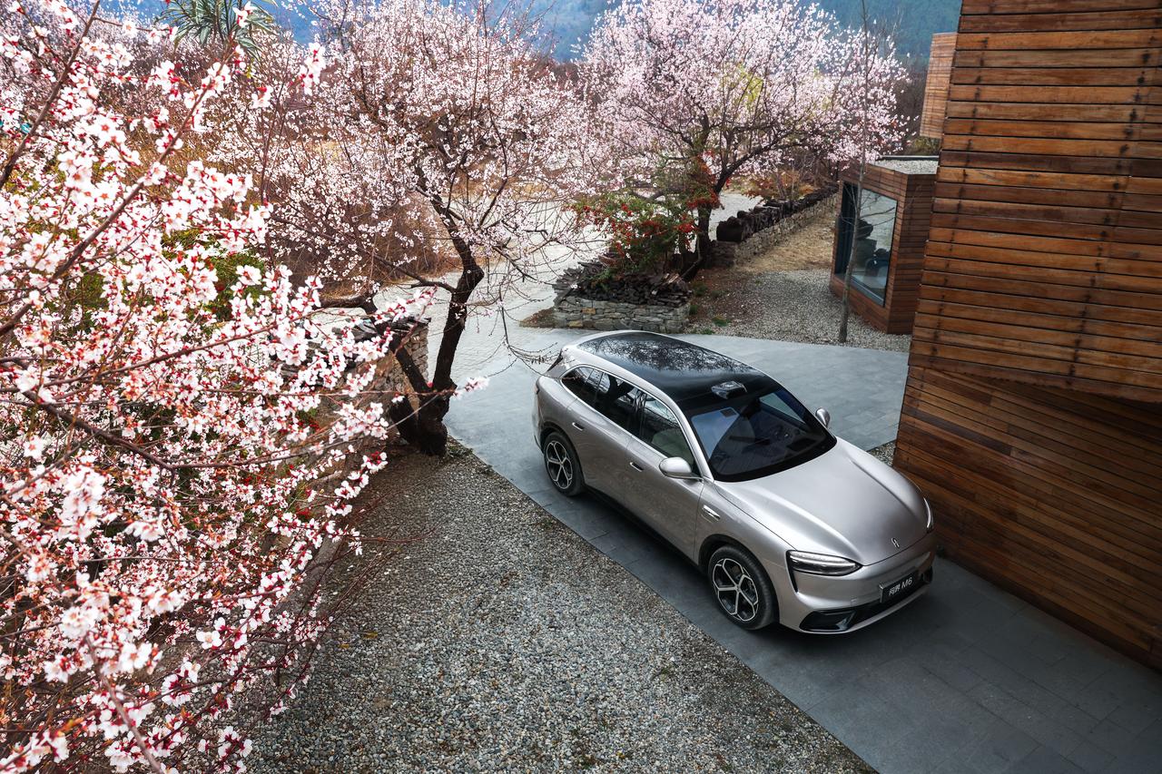 说实话，看完问界M6在西藏林芝那段夜间实测，有点被惊到。无路灯路段，对向大车远光