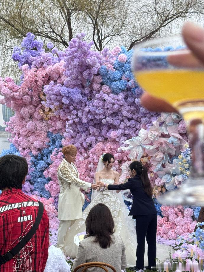 黄子韬徐艺洋婚礼合影黄子韬徐艺洋婚礼嘉宾大合照 黄子韬徐艺洋婚礼合影，黄子韬徐艺