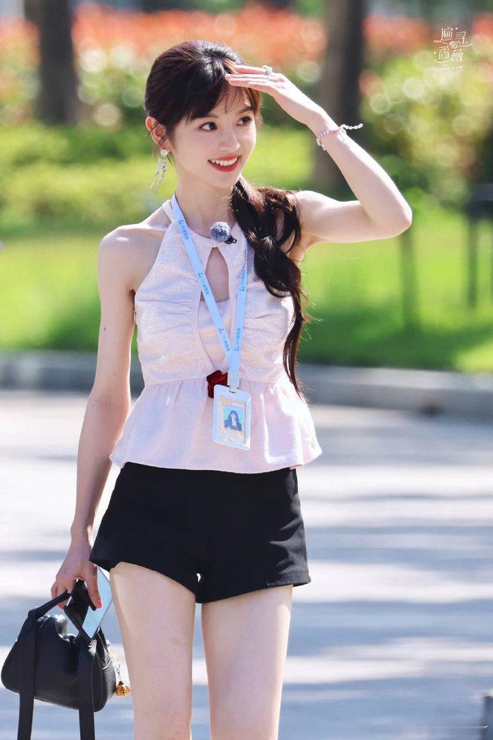 田曦薇人间富贵花版纳限定美貌上线！田曦薇簪花造型路透出圈，眉眼明媚柔和，一颦一笑