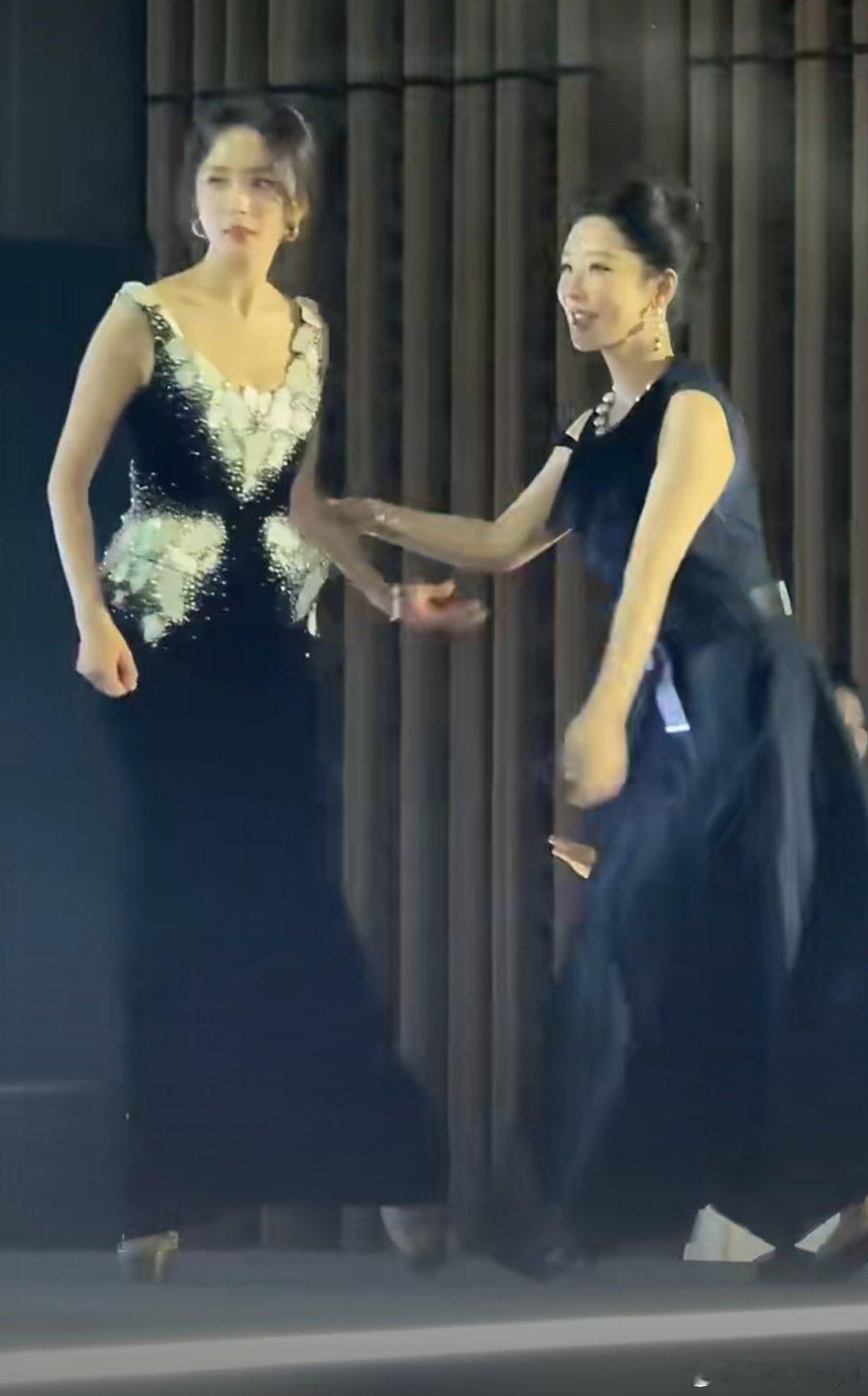 杨幂牵杨紫上台美女们友谊长存