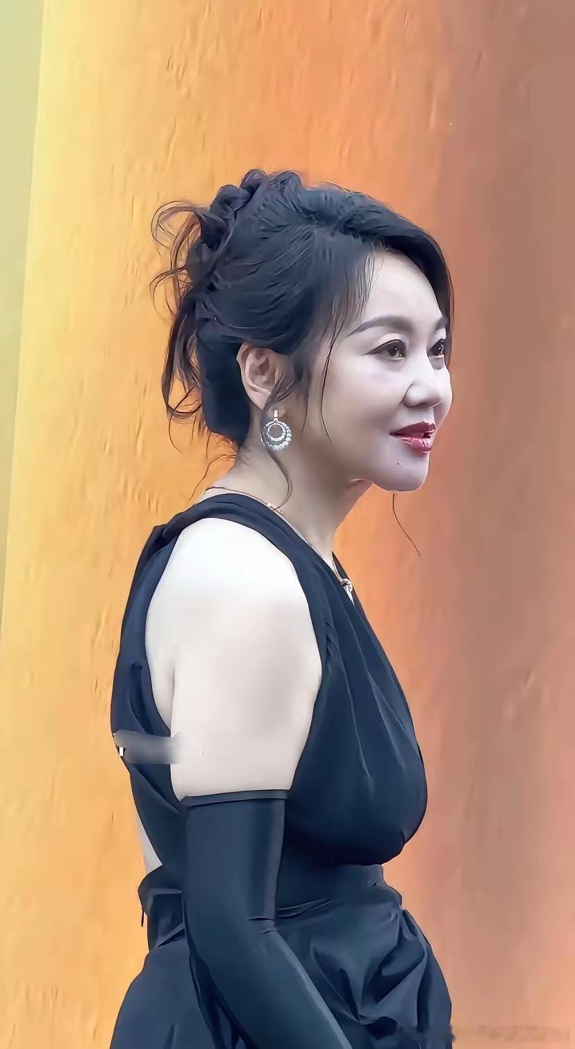 为什么女人到了一定的年龄都会含胸驼背就连明星也不咧外 