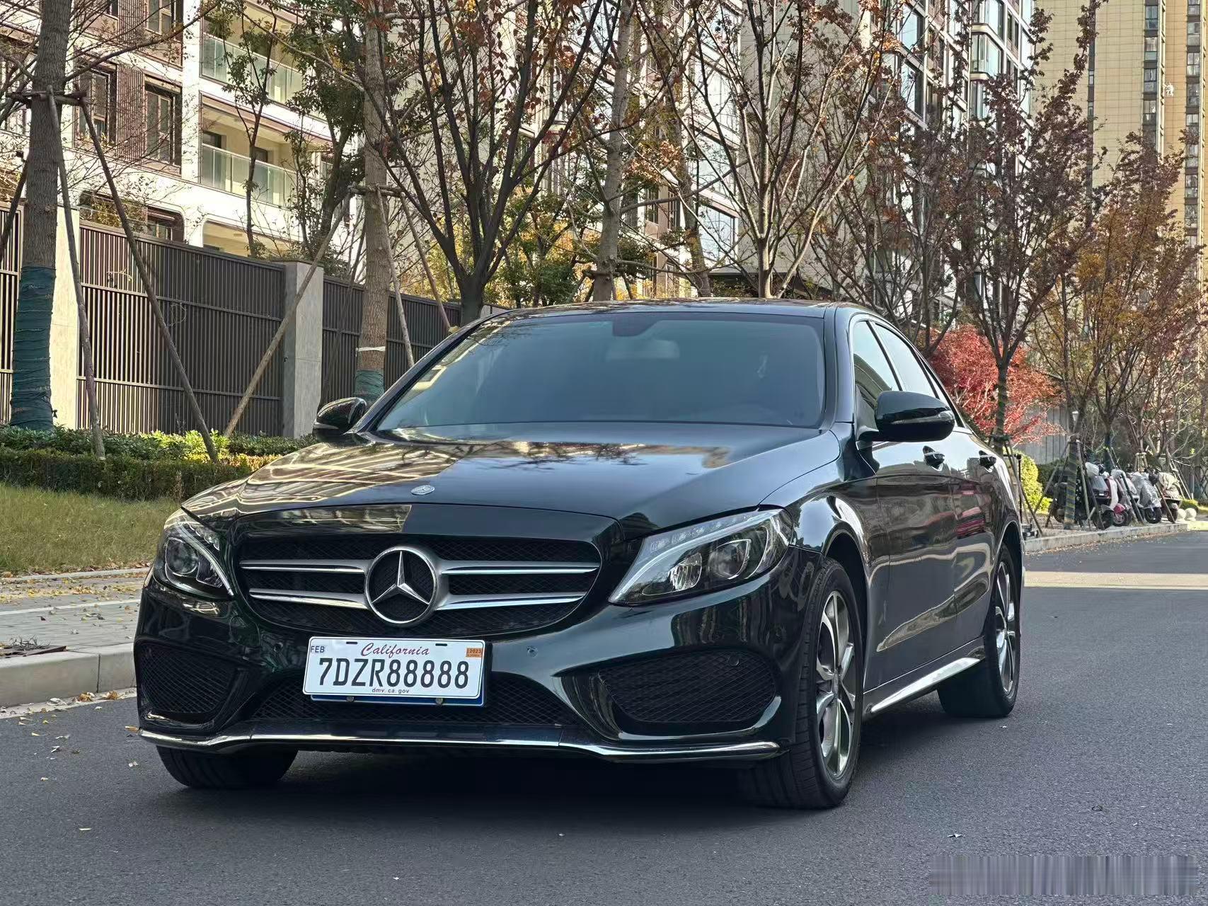 2015年奔驰C180L，1.6T动力油耗表现均衡，车况板正，白车贴英伦绿，全款