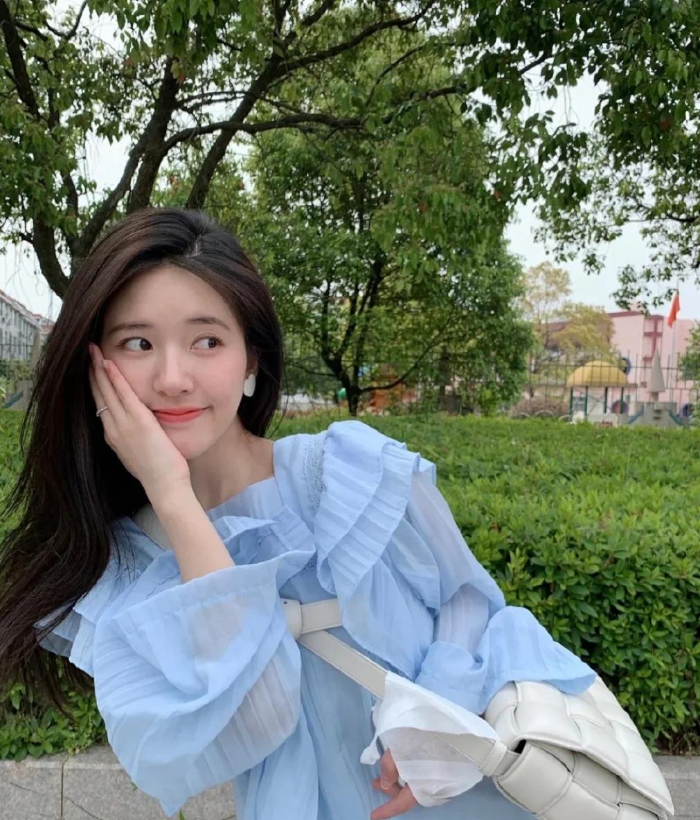 越优秀的女生，追求者越少
不是没人追，是敢追的、追的上的不多。优秀的女生通常自带