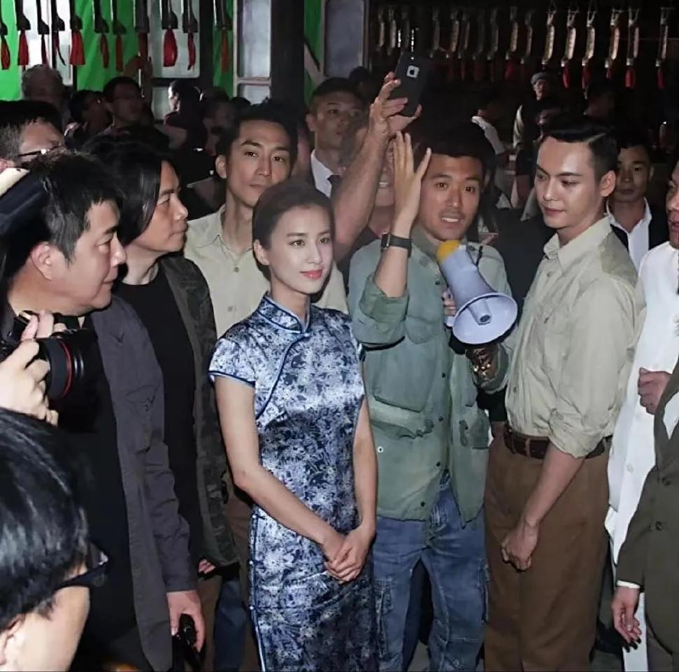 在人群中闪闪发光的黄圣依，杨子在旁边拿着旷音器吆喝，黄圣依就静静地呆在旁边配合上