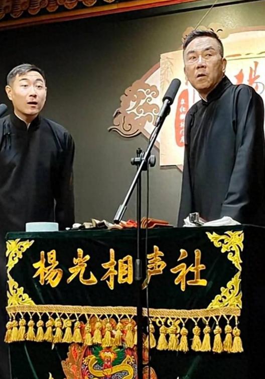 10月25日晚，天津杨光相声社演出临近尾声，后排观众接连几声“杨老五”，让台上的