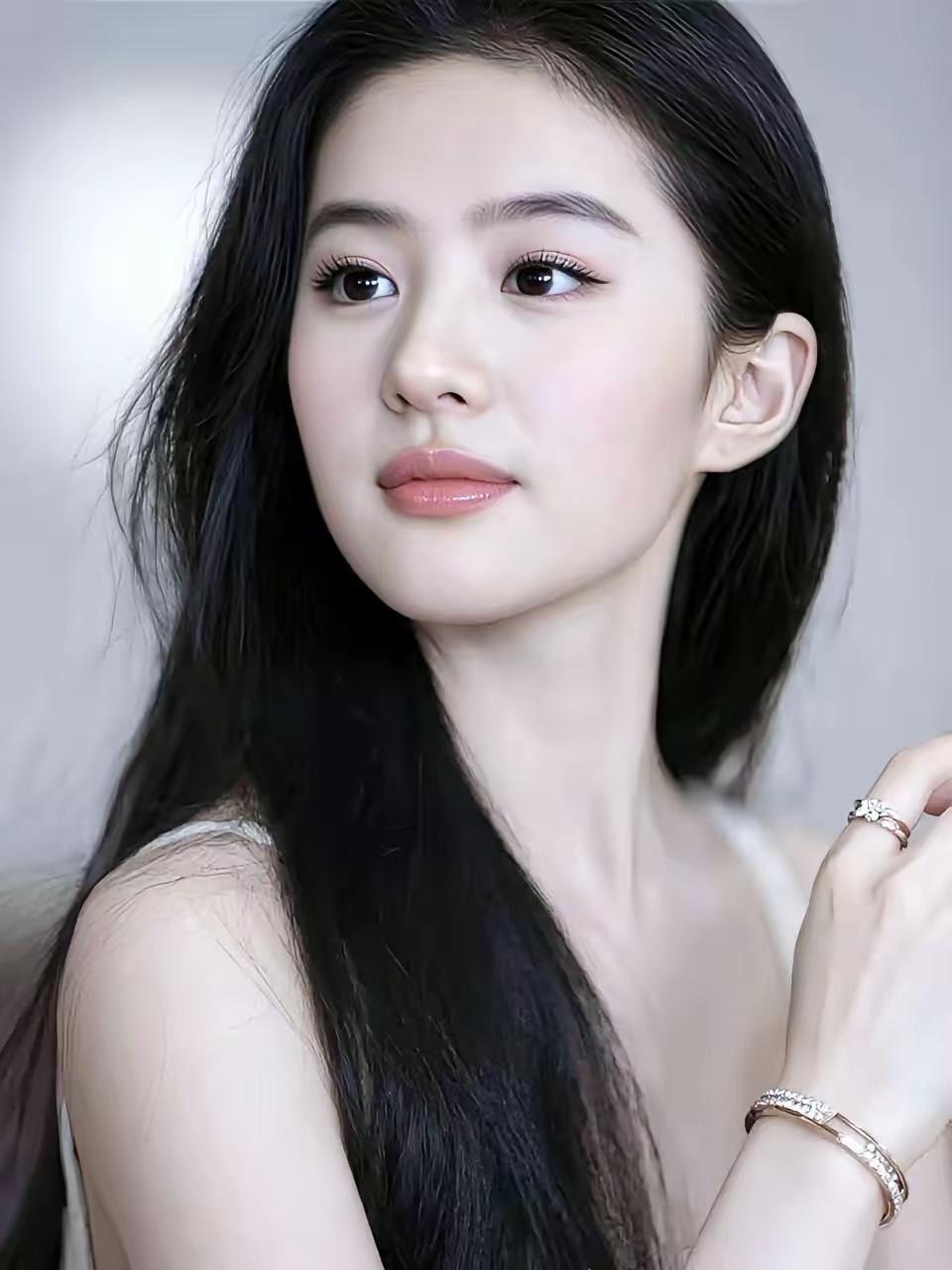 温柔甜美的少女，散发着自然的光彩。🌟💝🌸