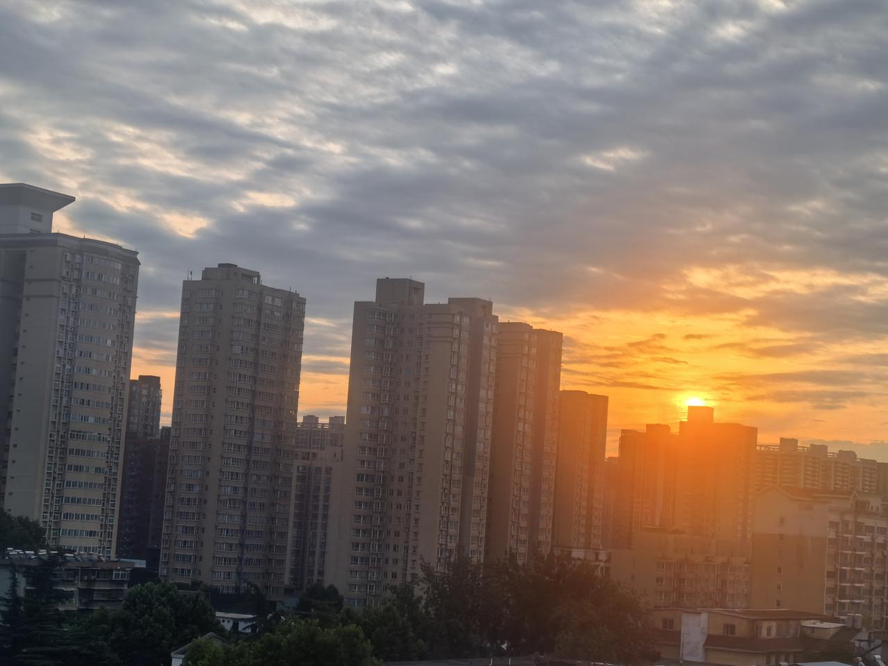 拂    晓

[玫瑰][心][玫瑰]

夜的黑纱被晨光一寸寸轻柔地揭去，
东方