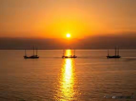 上联：扬帆九曲湾
下联：驶向一江秋