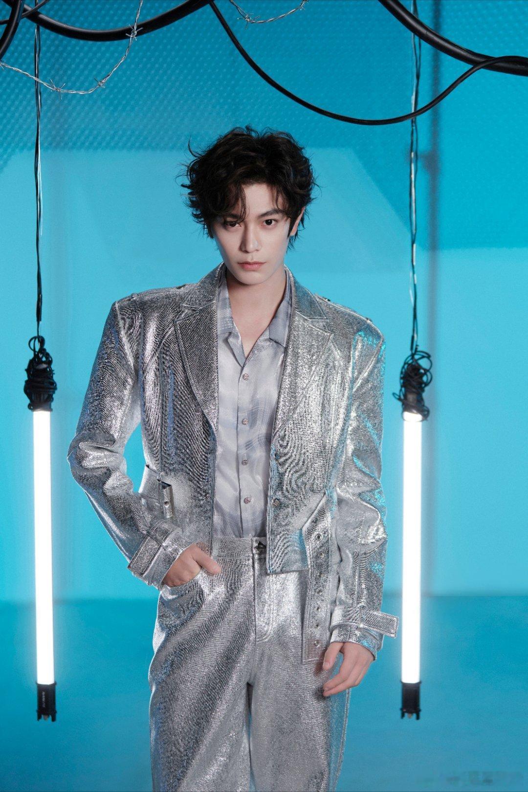 丁禹兮赵凌 丨丁禹兮张海虾“天上星河转，人间帘幕垂月照霜起似你温柔。”