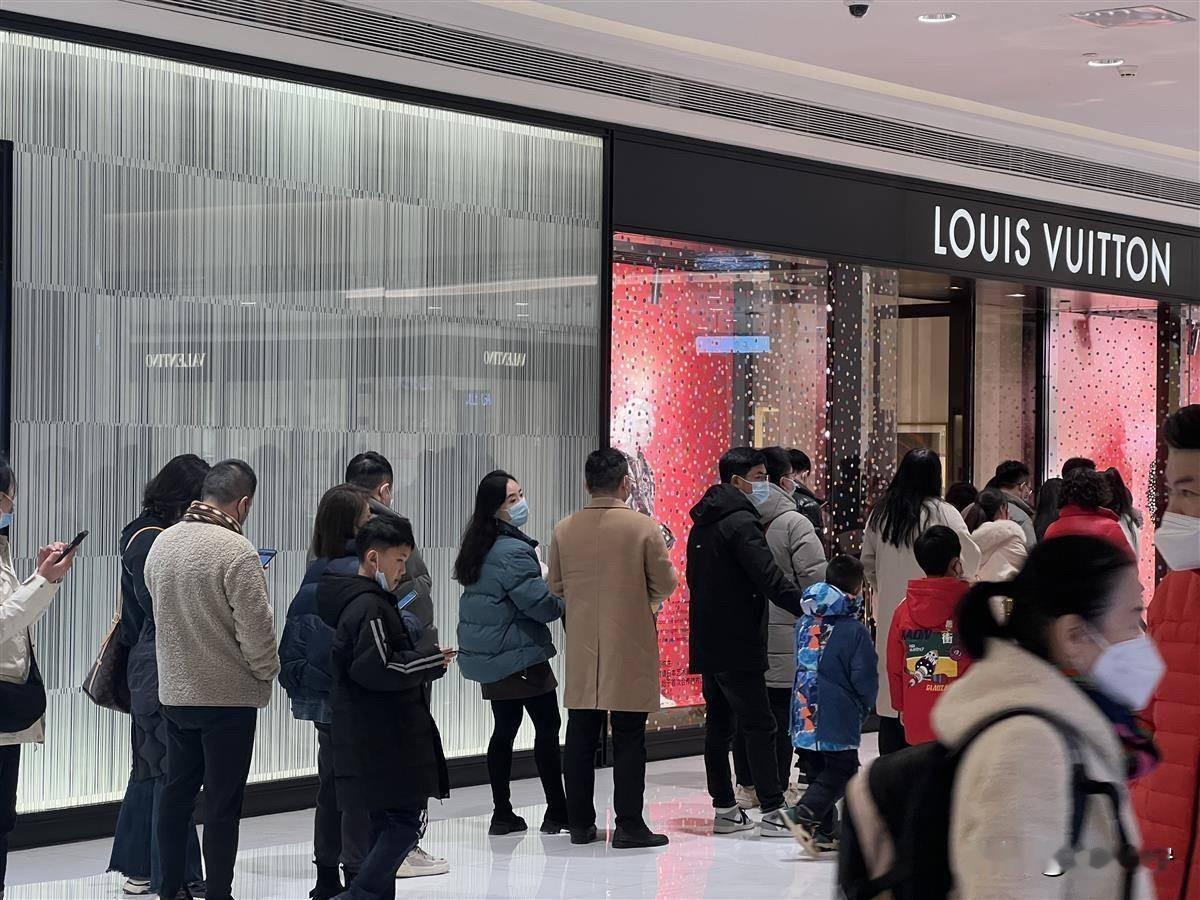 大家有没有发现一个信号，身边的人现在不管干啥都开始关心“折扣”了。

现象1，有