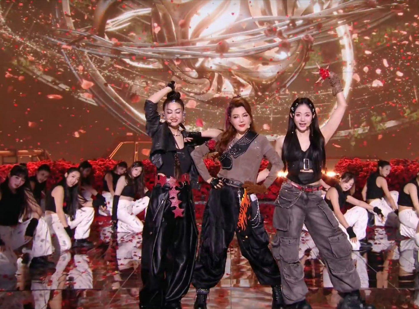 乌兰图雅团浪姐乘风值最高全场焦点锁定乌兰图雅团，乘风值登顶实至名归！民族唱腔韵味