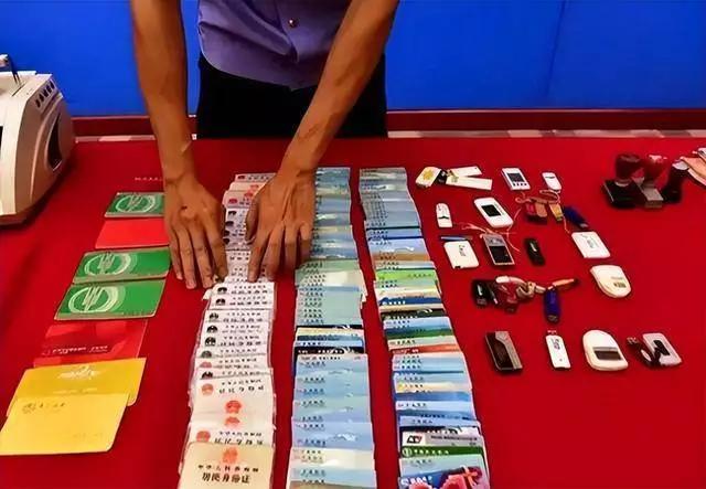 什么叫洗钱？洗钱就是把犯罪所得及其收益通过各种手段掩饰、隐瞒、转化，让它在形式上