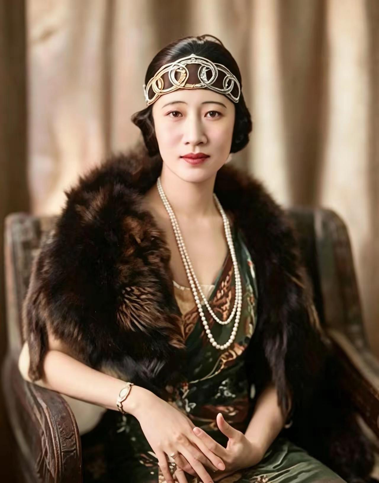 这是民国外交家顾维钧第三任妻子黄蕙兰 的真实样貌，这可不是剧照，她容貌出众，高贵