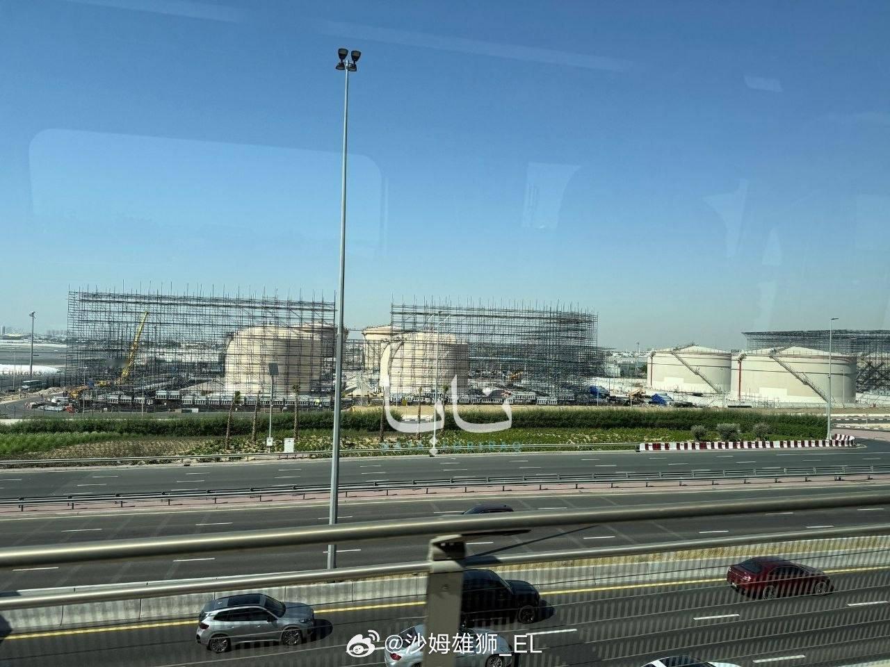 阿联酋给储油罐加棚 