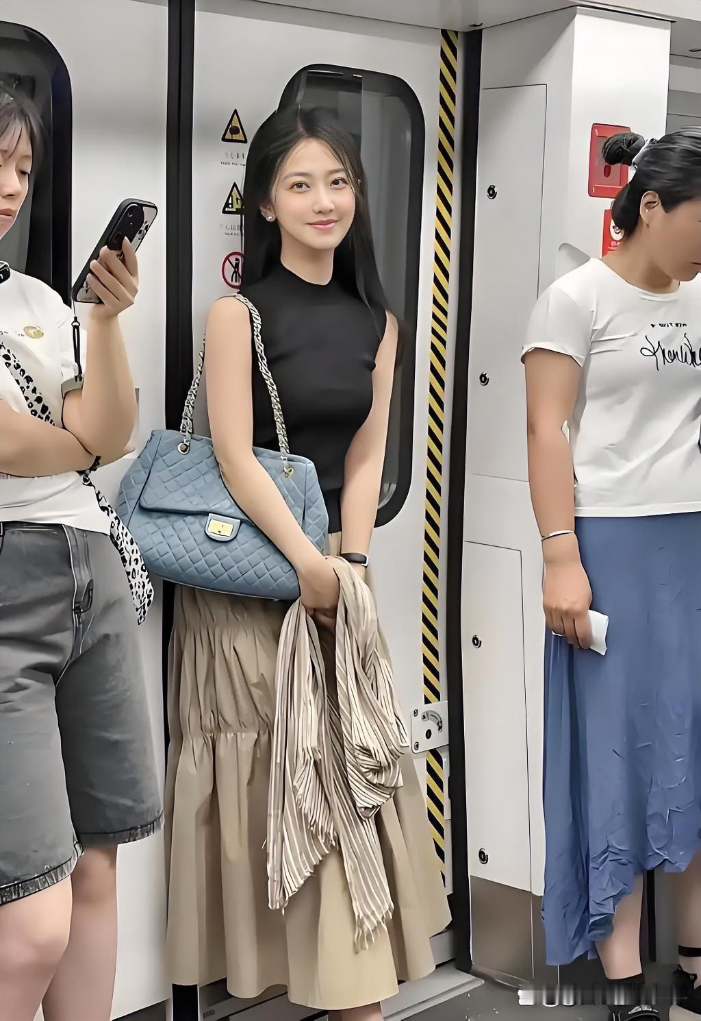 这个话题一上线，路人随手拍的生图直接炸出全网审美共鸣。
没有浓妆滤镜，没有刻意摆