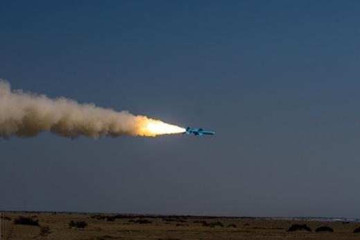 咱们把那些生硬的军事数据放一边，单聊个实在的比喻：伊朗现在的军力，更像是一只盘踞