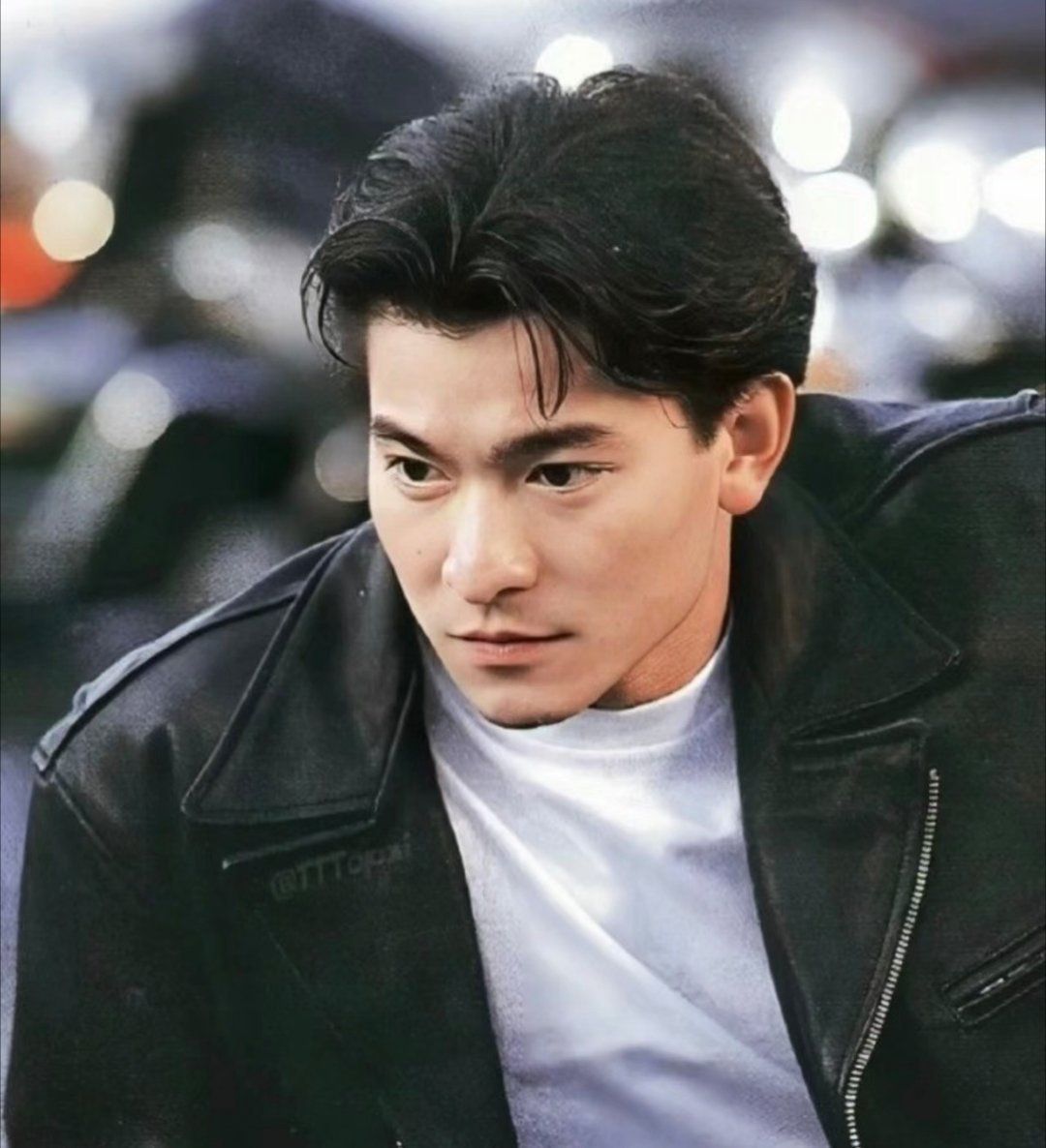 当别人依赖天赋吃老本时，刘德华在开辟新技能。他的成长轨迹是一条持续向上的曲线，没