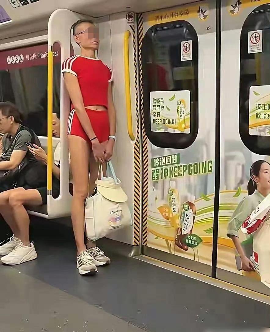 这兄弟这身打扮也还好吧，就是除了衣服颜色艳点，其他也没啥吧？