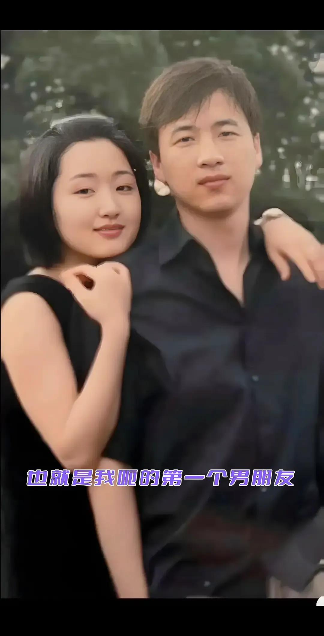 【不要过多责备她】
她说起那段恋情依旧充满幸福与爱，在那个年代，二十多辆奔驰接机