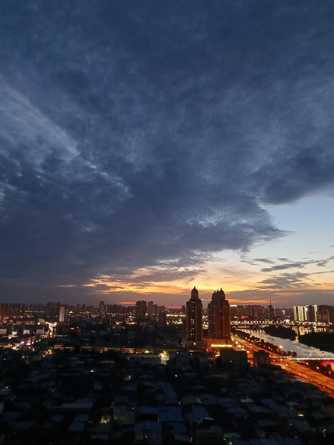 此刻依窗，看风景：渡头馀落日，华灯初上时