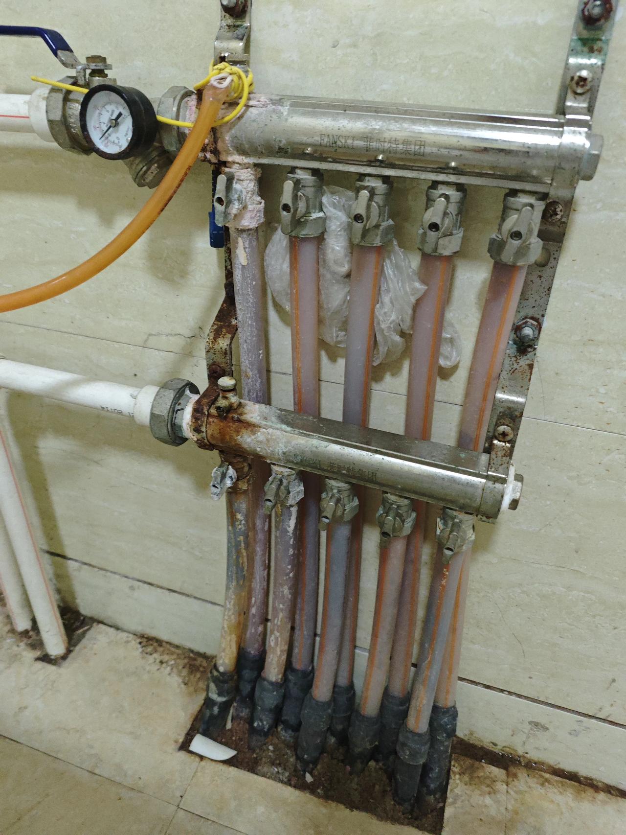 2024年3月12日坐标枣庄市台儿庄区，厕所里的地暖分水器已经冰冰凉了，不是每一