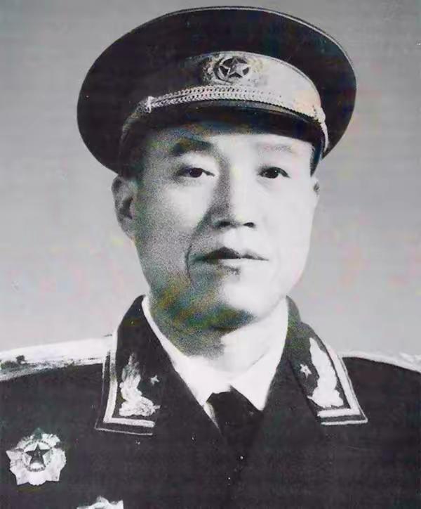 1969年，珍宝岛反击战期间，沈阳军区司令员陈锡联给前线将军肖全夫打来电话，命令