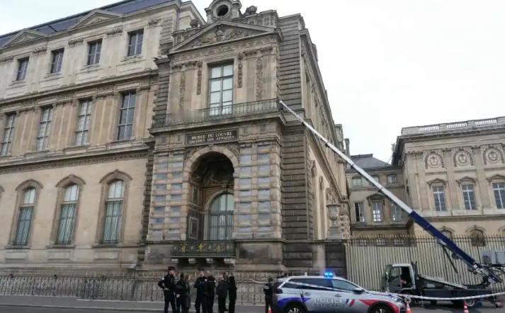 [浮云]四名蒙面窃贼在光天化日之下，7分钟“速通”卢浮宫劫走8件文物 “世纪大劫