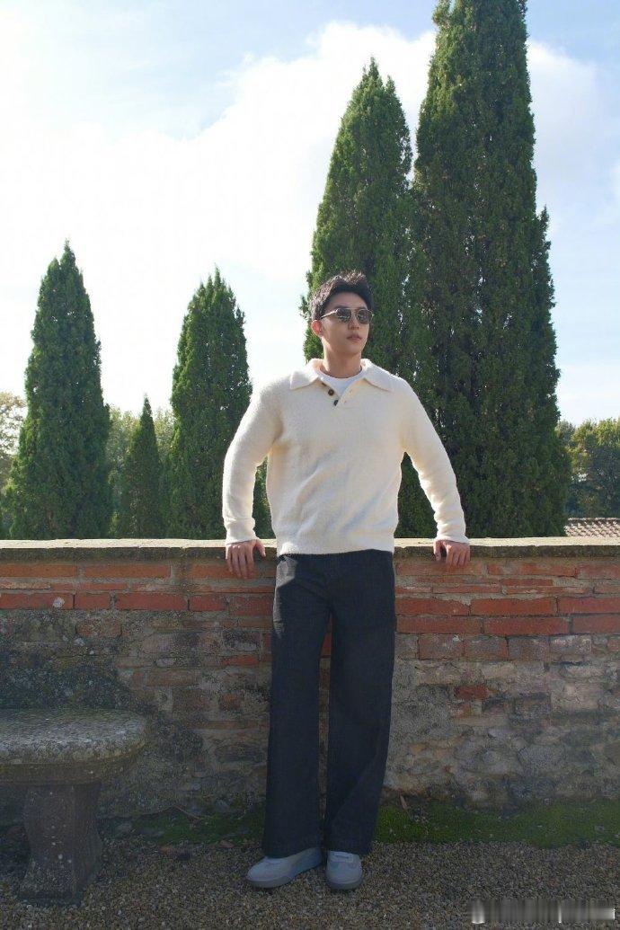 黄景瑜装不过三秒定律 正在对着黄景瑜冷脸犯花痴，结果他自己先笑崩了。这就是“装不