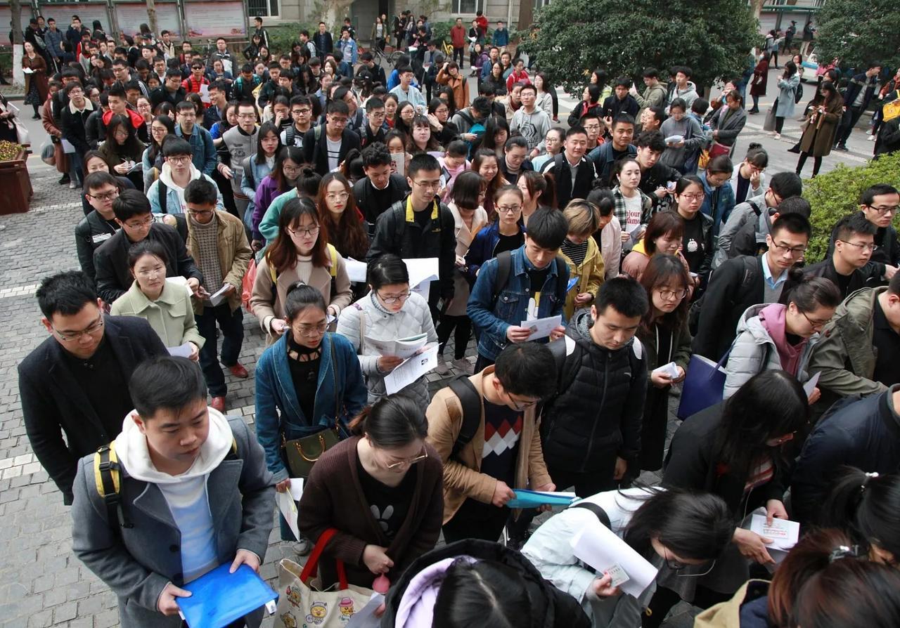 外地公务员同事都想在小年前回家，但是当地同事却有意见。凭什么你们请假回家，我们在