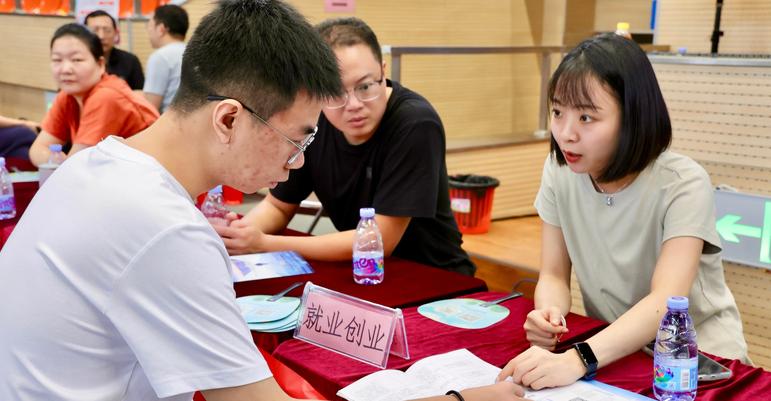 我一个发烧友开发群里，有个年轻人讲了件挺唏嘘的事。 
他跟一位大厂出来的技术大佬