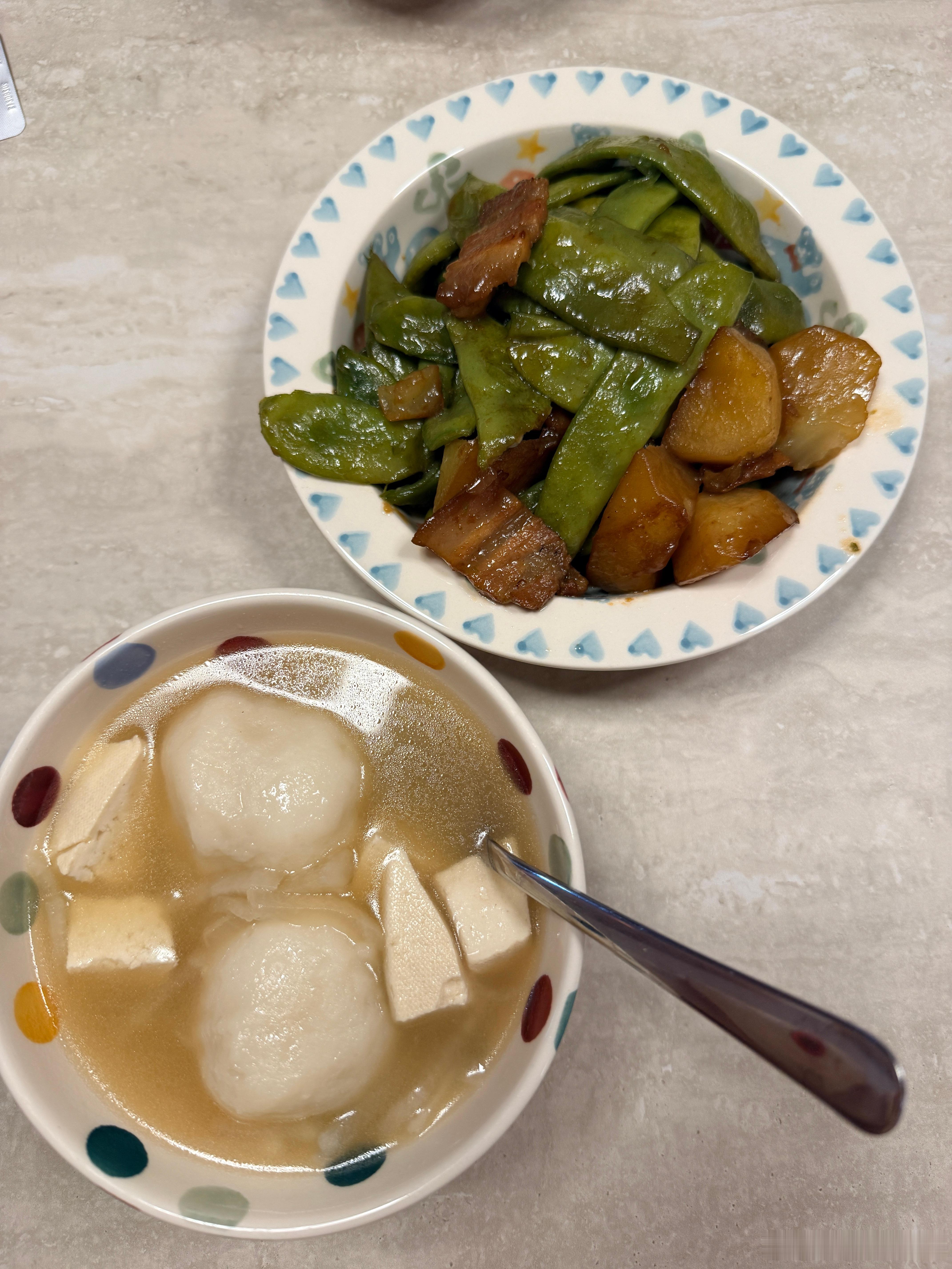 晚餐妈妈做了小菜和汤，在汤里扔了几个福州大鱼丸，我烤了香蕉玛芬，简简单单但是特别