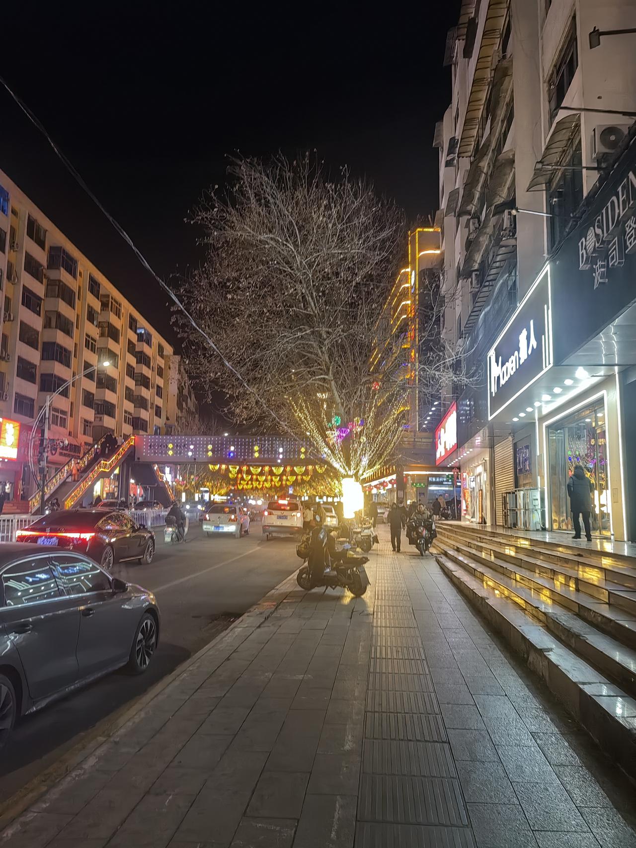 我欲提笔为汝一幅画阳泉开始进入春节灯光街景致了，节日气氛浓郁，家家户户张灯结彩，