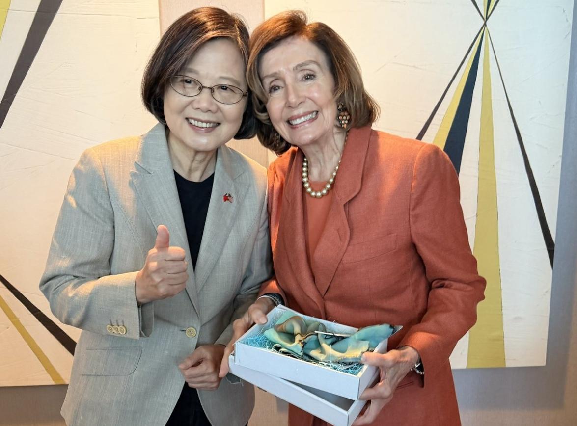 屡教不改，蔡英文窜美并会见佩洛西！美国前众议长佩洛西10月7日与蔡英文见面，并发