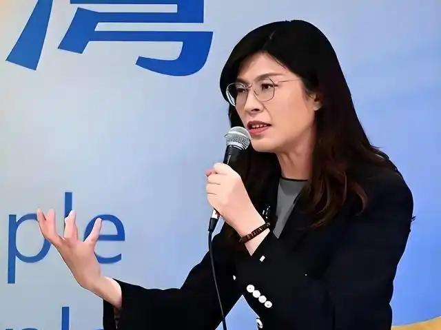 [微风]台湾民进党立法院党团副书记长黄捷对此表示，希望郑丽文赴陆会面“不会矮化台