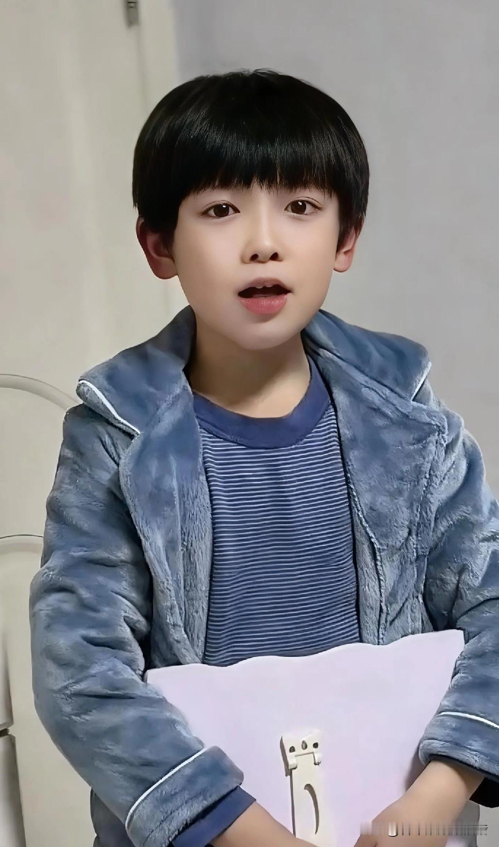 小男孩跑到妈妈身边
神神秘秘的对她说：
妈，出大事了！


妈妈问他怎么了
小男