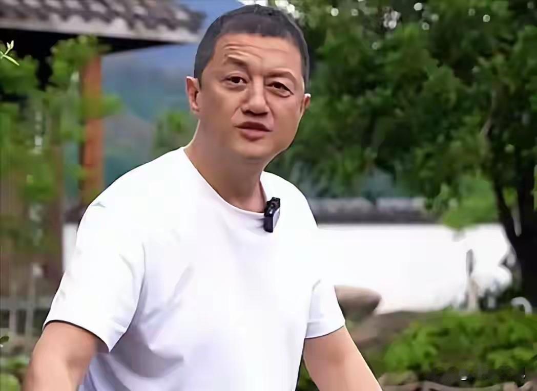 有人说，无论男女说话时，一个眉高，一个眉低，一个耳朵高，一个耳朵低，都是离婚相。