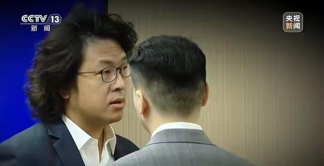 台独顽固分子沈伯洋。也是台独顽固分子这个名单中。
第一个也是首个立案侦查的对象。